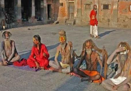 印度苦行僧蓬头垢面，举止怪异，如果看到他们，不要好奇不要拍照