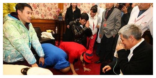 赵本山众弟子聚会!豪车排成排,劳斯莱斯、保时捷。