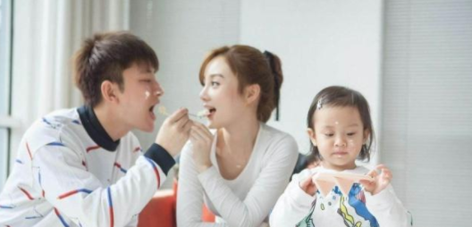 贾乃亮和李小璐22号同发微博,一个是关于家庭