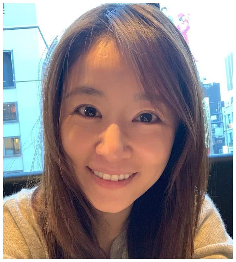 林心如微博晒日常生活，近距离高清素颜自拍，皮肤状态超好