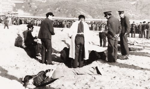 图为一批死刑犯被枪毙完成,法医正在刑场检查他们的尸体,确认是否已经