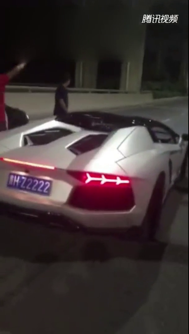 跑车瞬间有多委屈啊，能不能慢点，给个面子嘛