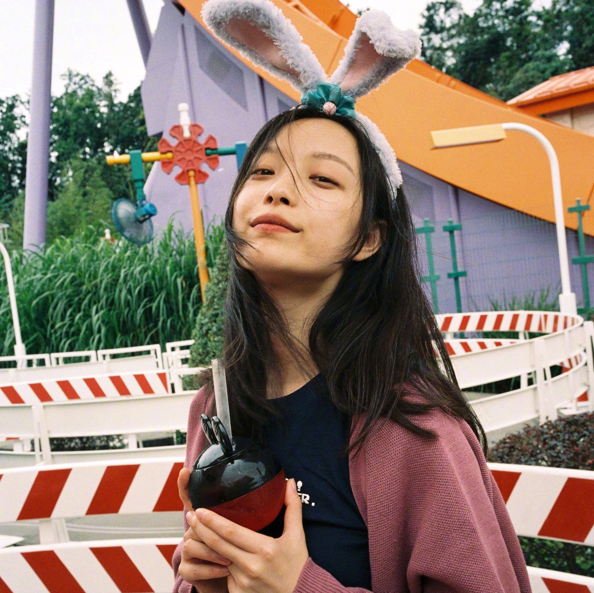 倪妮迪士尼一日游,你会喜欢童心未泯的她吗?
