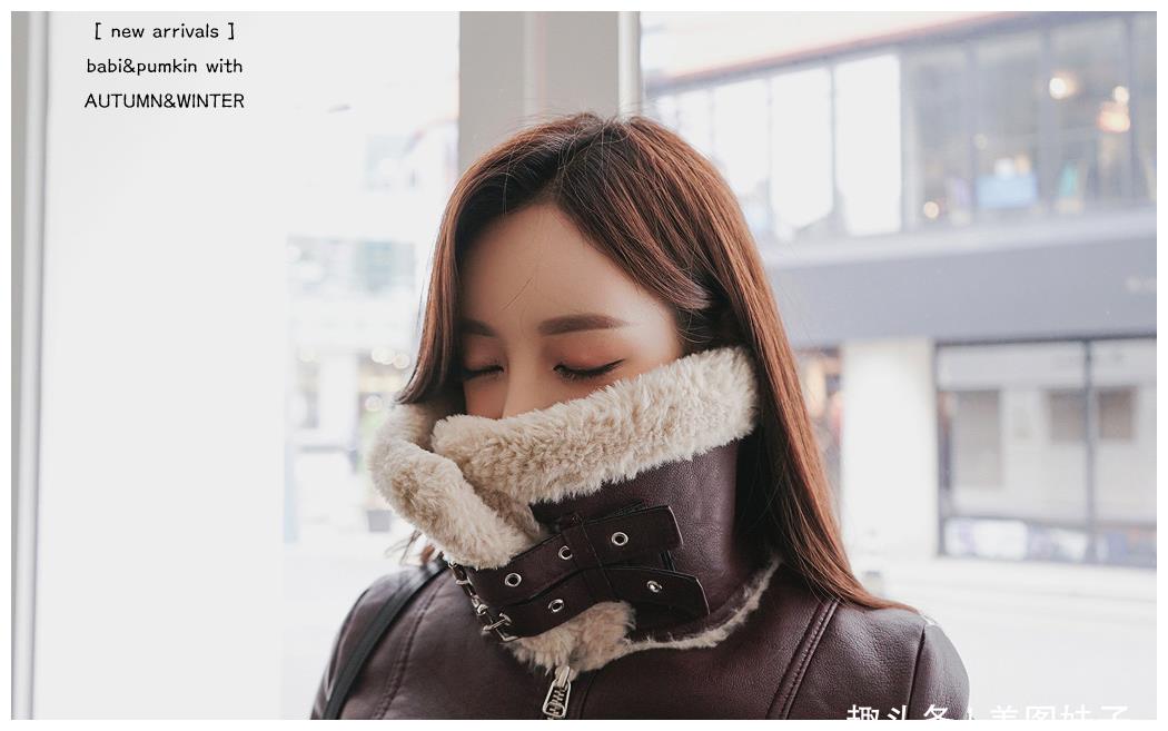 孙允珠：巧克力色长袖机车外套配白色紧身针织毛衣和紧身牛仔裤