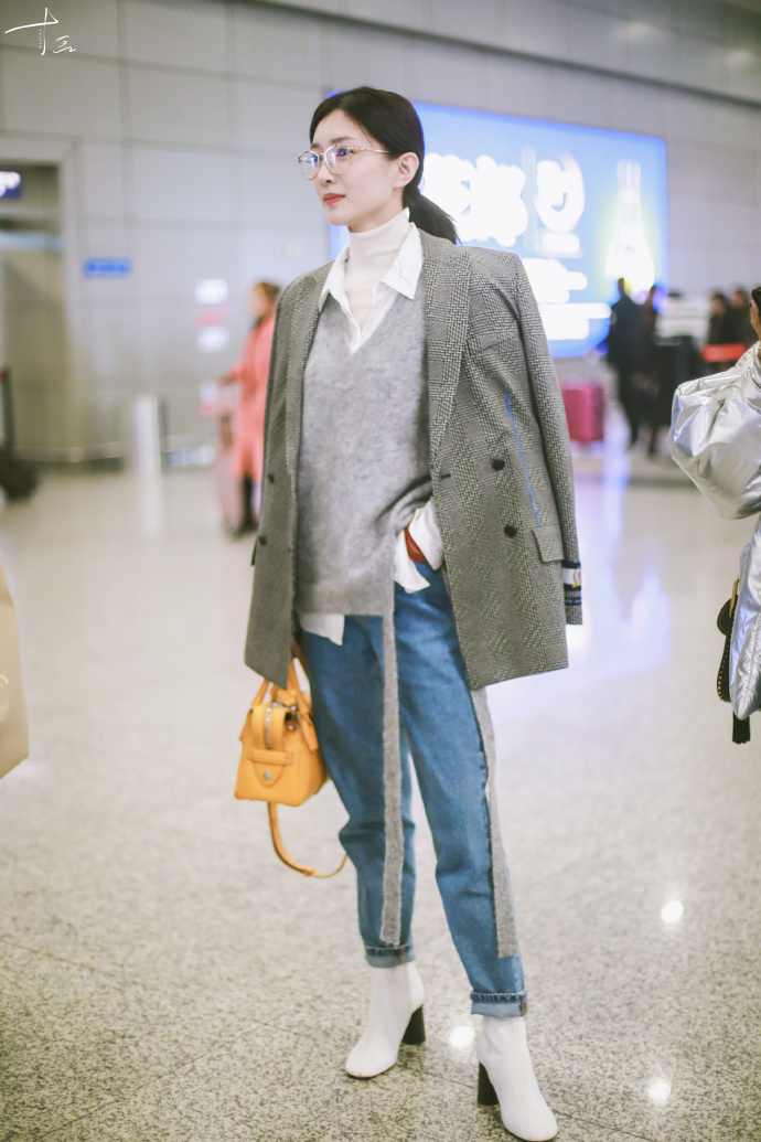 江疏影戴眼镜穿灰色格子西装现身机场,皮肤白