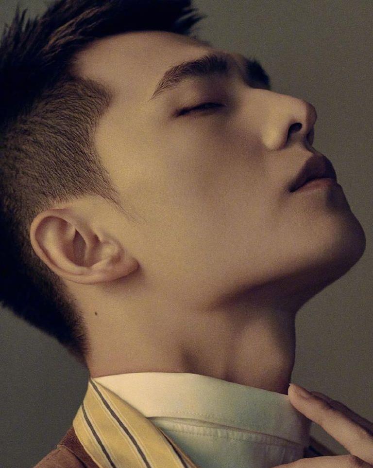 杨洋荷尔蒙指数爆表,剪寸头拍写真意外迷人,这颜值绝了!