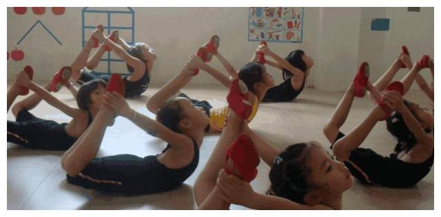 7岁女童舞蹈课下腰导致高位截瘫医生此类孩子不适合下腰