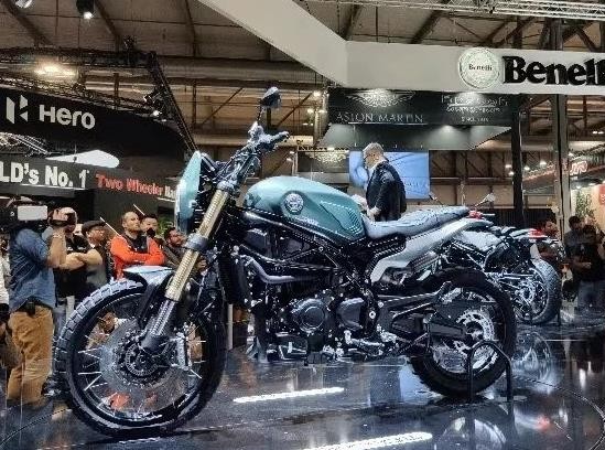 贝纳利全新幼狮亮相，双缸水冷四气门，配后置中央减震，马力81匹