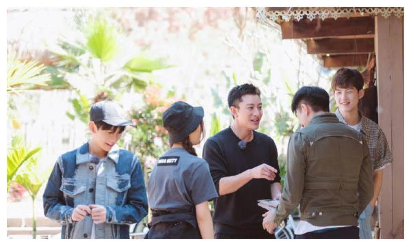 贾乃亮叫杨超越三姐,叫王源三哥,哈哈农夫想