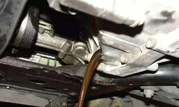 变速箱油也5000公里更换一次？老司机：别傻了，很多人都错了