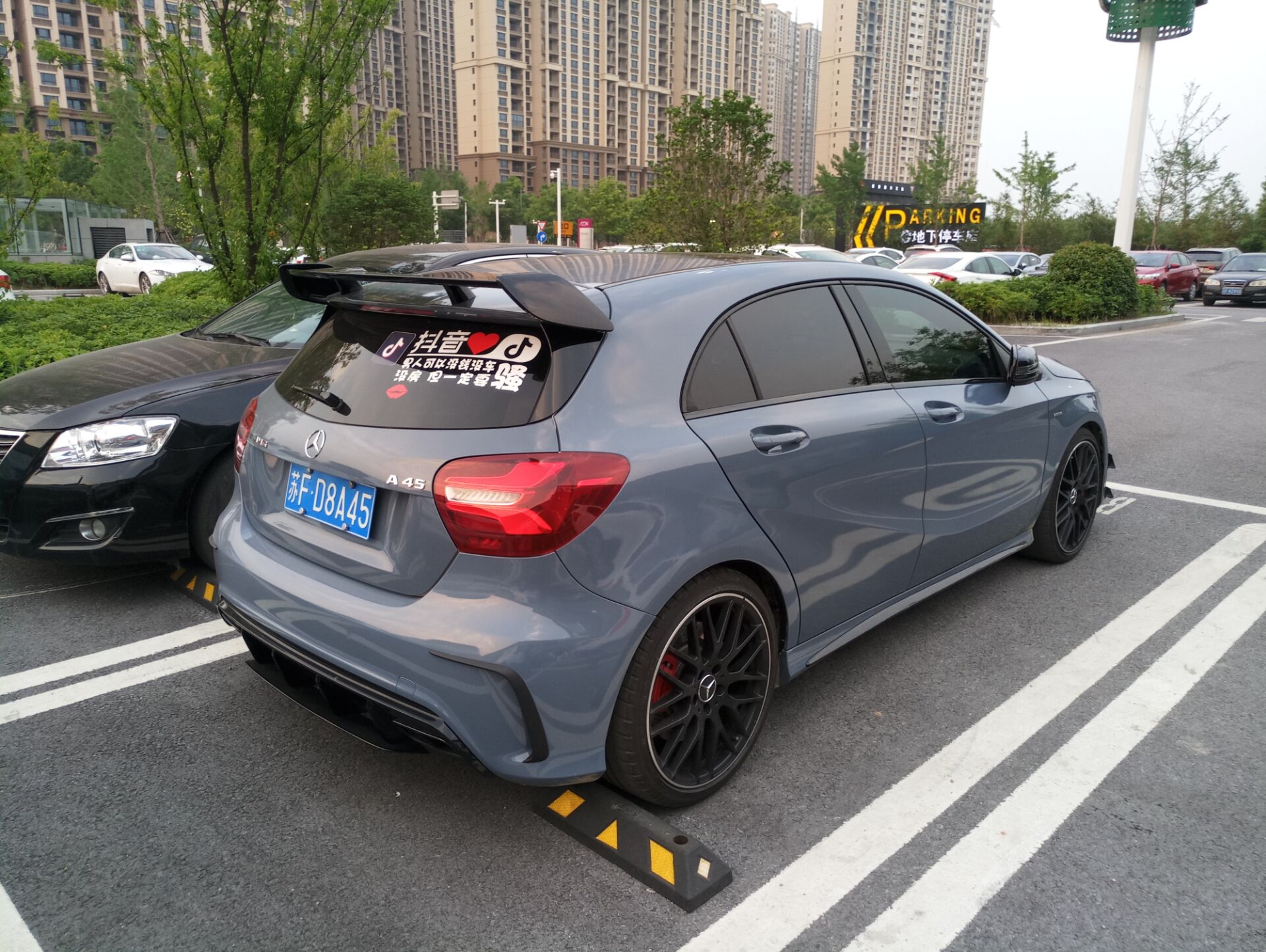 南通海门街头实拍奔驰A45 AMG，车牌配车型也是“A45”！