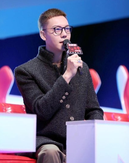 陈伟霆《下一站传奇》中换个发型低调很多 网