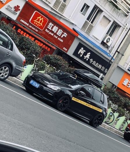 南通永怡路实拍大众高尔夫R，外观充满了战斗感！