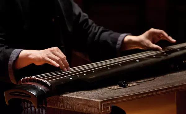 用古琴的方式重新诠释当代曲目,如痴如醉,太好