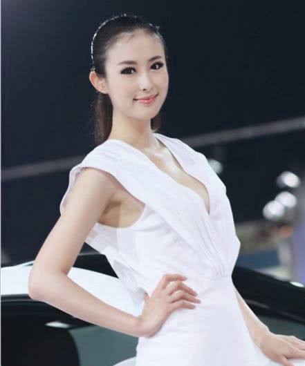 大众金牌御用车模，西班牙车企花重金请她出山，果断拒绝？