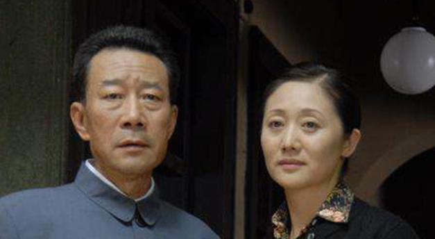 改革先锋李雪健与妻子罕见合照,于海丹气质越来越好,但瘦了很多