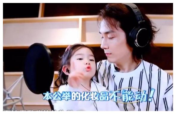 戚薇和女儿抢裙子,给女儿说的话太有教育意义,圈粉无数