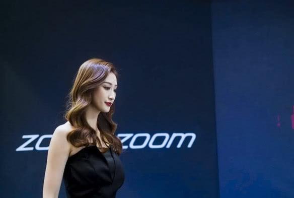 看到东风站台的车模，穿搭和“一抹红”相映衬，高级定制版