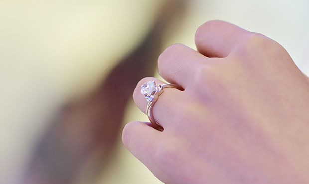 订婚戒指多少钱的合适 2019年订婚戒指市场新标向