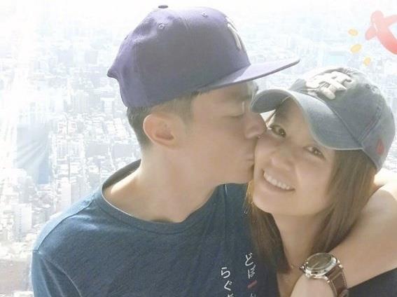 林心如霍建华亲密出街,结婚4年感情依旧甜蜜,手牵手低调秀恩爱