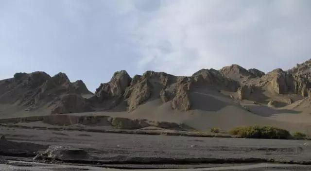 新疆人捡石头的最美季节到了，教你在16个的地方捡石头