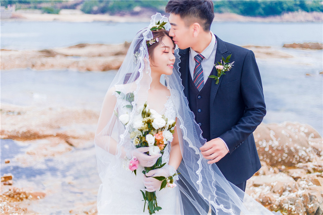 现在拍婚纱照不知道拍什么风格好?