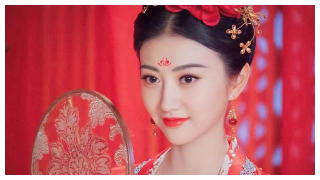 手拿扇子的古装女星:陈乔恩霸气,杨幂妩媚,看到赵丽颖