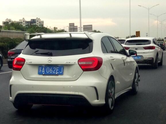 南京内环高架实拍奔驰A45AMG，性能感十足的小钢炮！