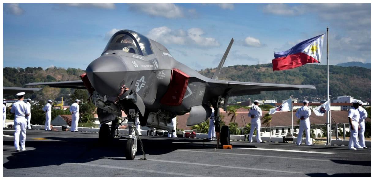 美国海军黄蜂号两栖战斗舰满载F35B和菲律宾展开演习