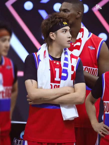 吴亦凡素颜吃饭,酷炫豪车引围观,网友:谭小飞是