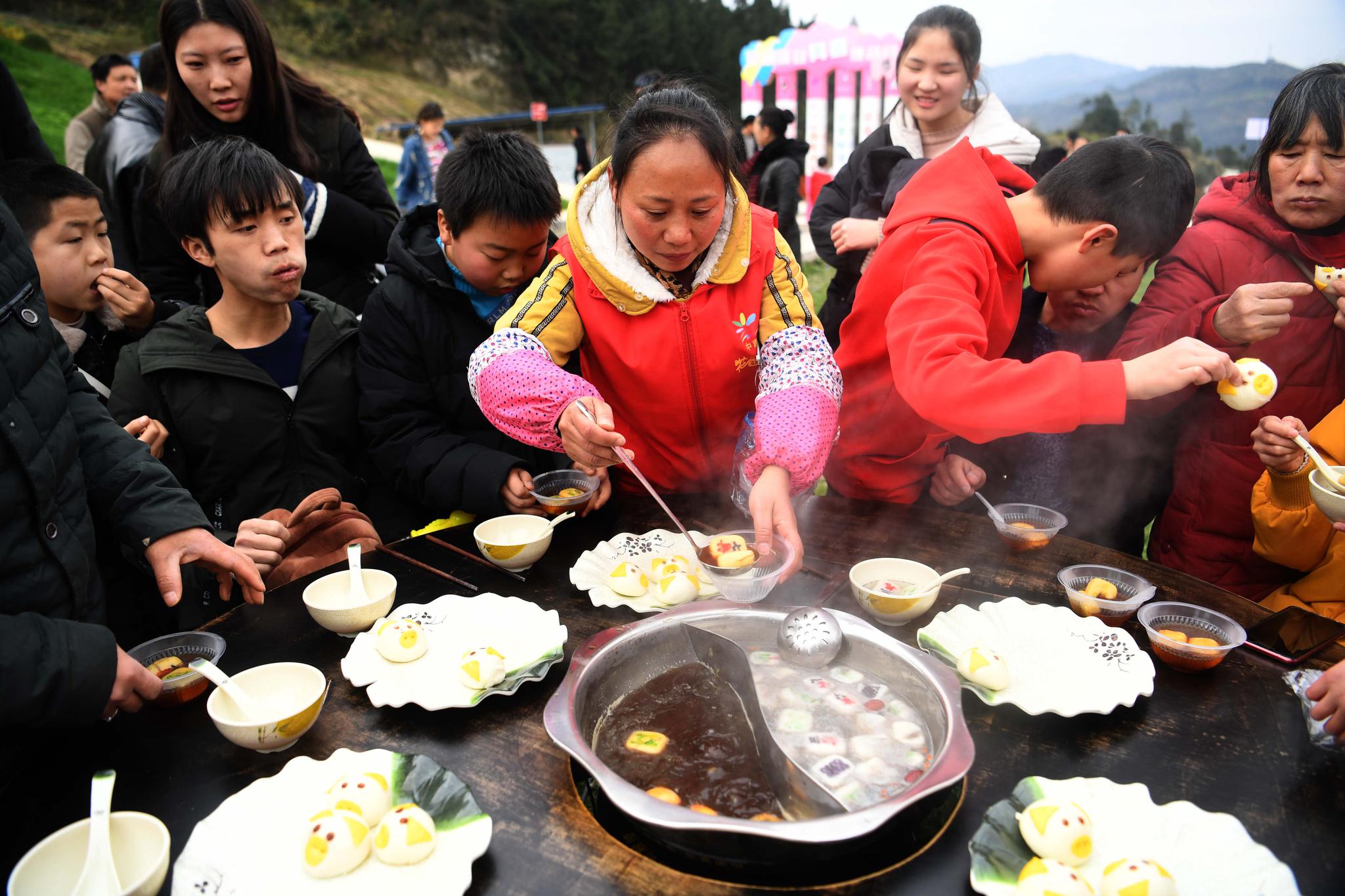 重庆“鸳鸯火锅”煮“麻将汤圆”迎元宵