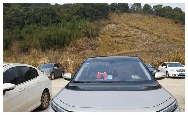 7万提一辆6座车,10.25英寸大屏+双色车身,邻居都以为是进口车!