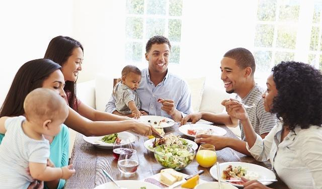 吃个饭被朋友说孩子“没教养”吃饭礼仪不可失