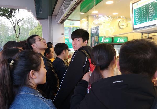 虽然景区里的人很多,但是西湖边的奶茶店比景                    客