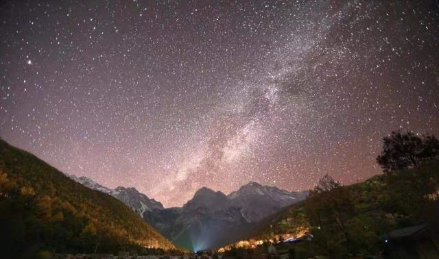 来到丽江玉龙雪山，在人与自然中，看夜晚最美星空感知自己