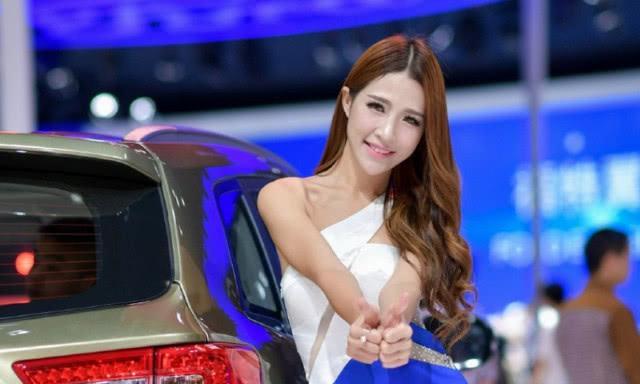 卡罗拉车模性感妖娆，露长腿展魅力，酷似“萧亚轩”吧？