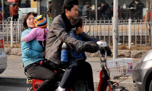 电动车不仅要上牌，还要考驾照，农民看到费用后：抢钱吗？