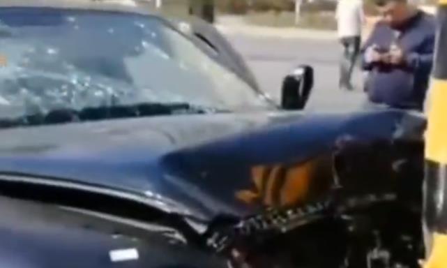 宾利撞上路边电线杆，车头被撞得稀巴烂，保险公司却拒绝赔偿