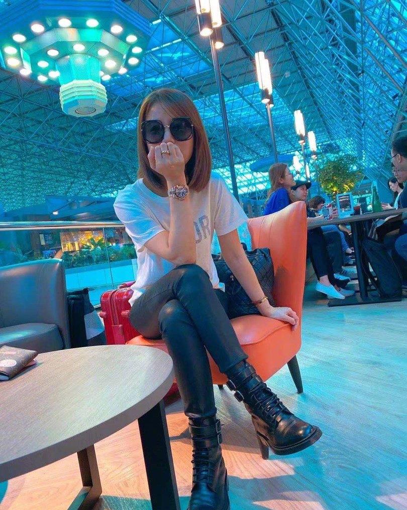 林心如霍建华亲密出街,结婚4年感情依旧甜蜜,手牵手低调秀恩爱