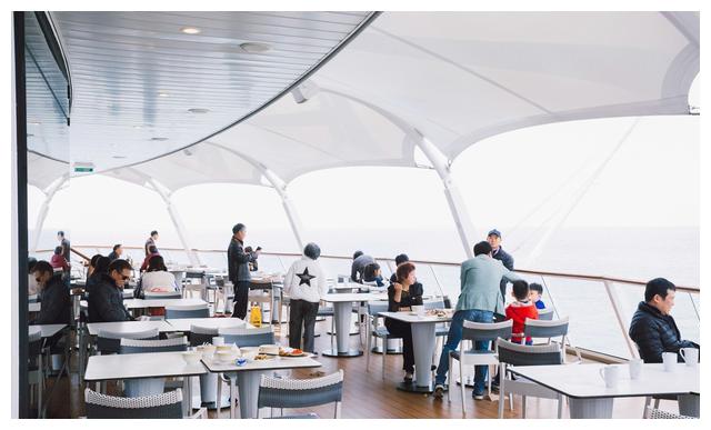 量子号游轮,全天供应的帆船自助餐厅,船尾占据一桌包场大海