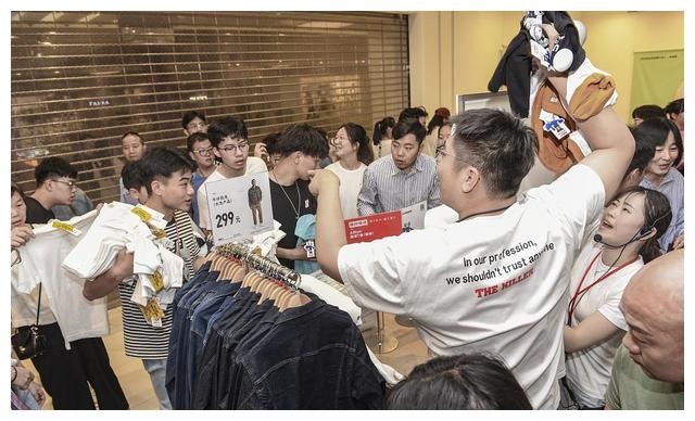 优衣库KAWS联名款狂遭疯抢的深层次原因你知道吗?