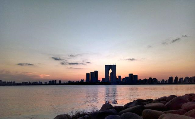 中国GDP十强城市,北京上海领跑3万亿,苏州依