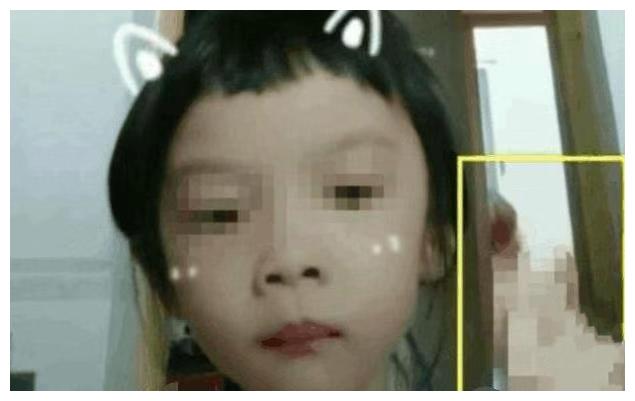 性教育缺失多可怕?小学生直播妈妈“洗澡”,令人唏嘘不已