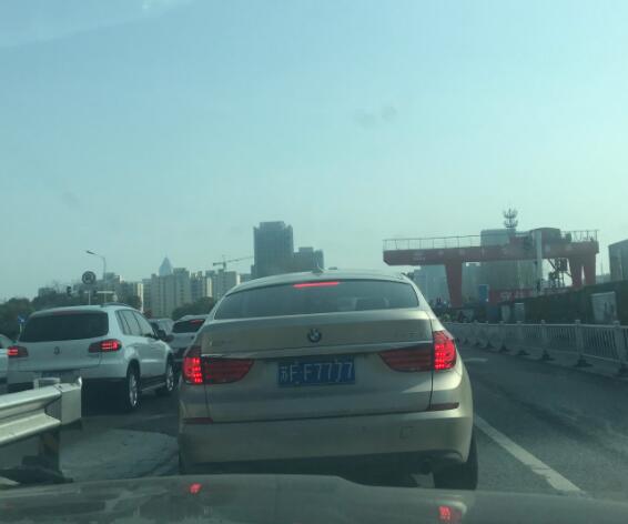 南通人民中路实拍宝马5GT，车牌