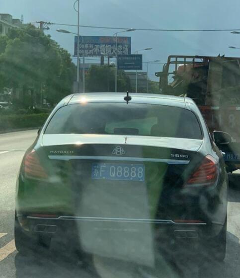 南通港闸区实拍迈巴赫S600，气场秒杀周围众车！