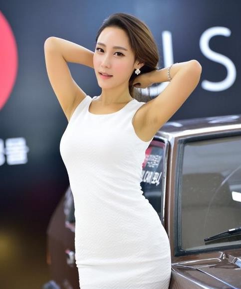 奔驰太有魅力，俏皮车模助阵，参展车友都移不开眼