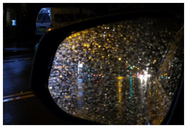 下面是副驾驶位置后视镜,也是一样.雨天晚上行车,安全性太低了.
