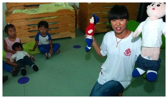 性教育缺失多可怕?小学生直播妈妈“洗澡”,令人唏嘘不已