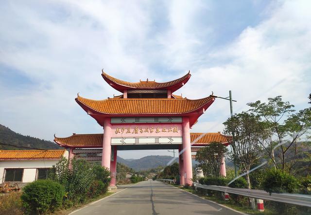 距离长沙市区19公里,风景秀丽景色宜人的黑麋峰森林公园