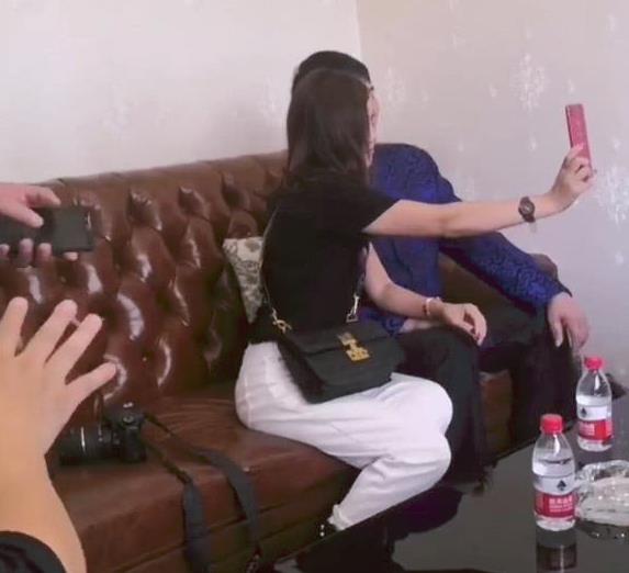 大衣哥和美女坐在沙发上合影,二人的手部动作亮了,回家跪搓衣板